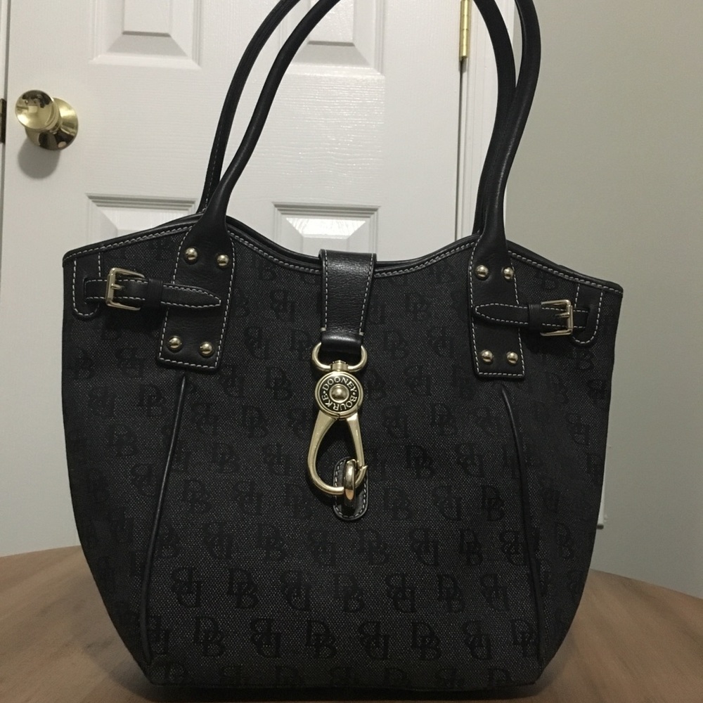 Dooney and Bourke Handbag (Black)